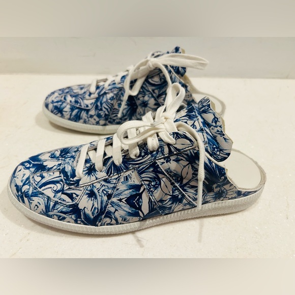 So cool new in box Martin Margiela blue and white leather print slides. Size 38 - Picture 9 of 12